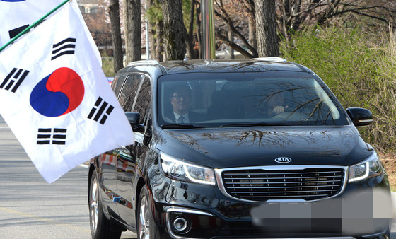當地時間10日上午，韓國檢方特別調查本部專案組前往首爾看守所對前總統朴槿惠進行第四次“獄中訊問”。