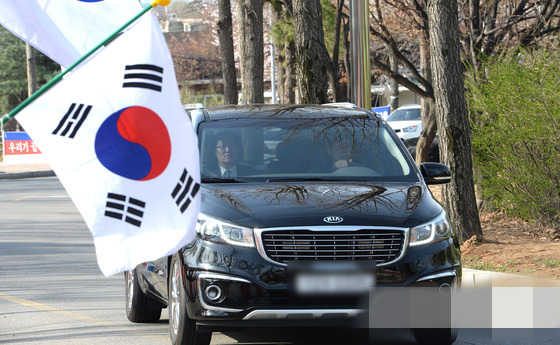 當地時間10日上午，韓國檢方特別調查本部專案組前往首爾看守所對前總統朴槿惠進行第四次“獄中訊問”。