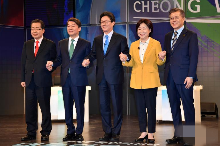 韓國五大政黨總統候選人洪准杓（自由韓國黨）、安哲秀（國民之黨）、劉承旼（正黨）、沈相奵（正義黨）和文在寅（共同民主黨）共同參加首場電視辯論。