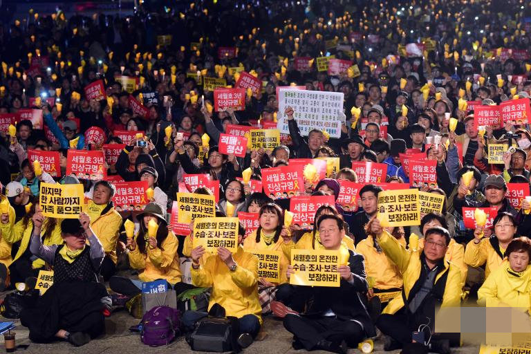 韓國民眾舉行燭光集會 要求政府查明“世越”號沉船事故真相【組圖】