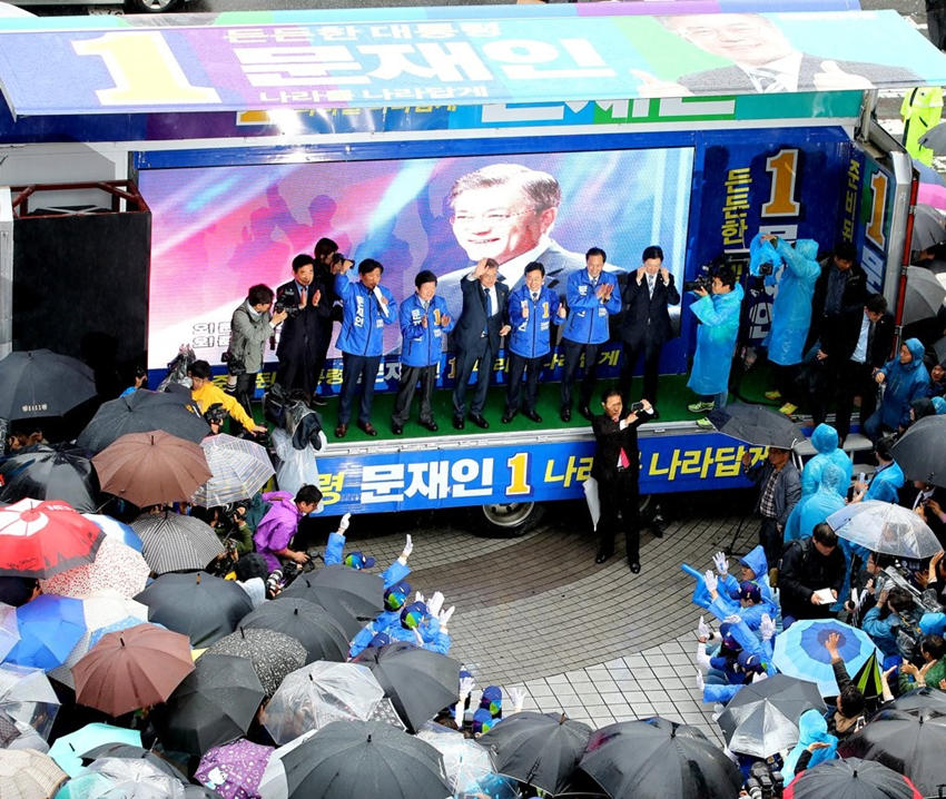 17日，韓國大田，文在寅向支持者揮手致意。
