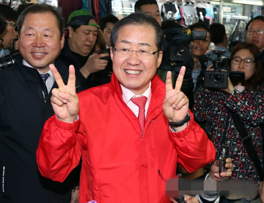 洪准杓的競選編號是2，他17日下午訪問大田市中央市場時擺出競選編號的手勢，號召支持者為自己投票。