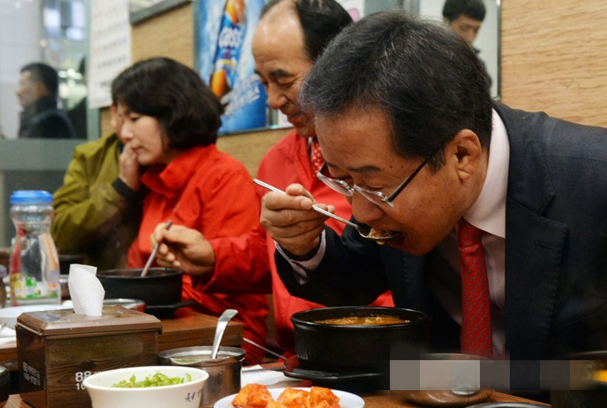 17日早晨，洪准杓訪問首爾鬆坡區某市場，在與商人進行問候后吃早飯。