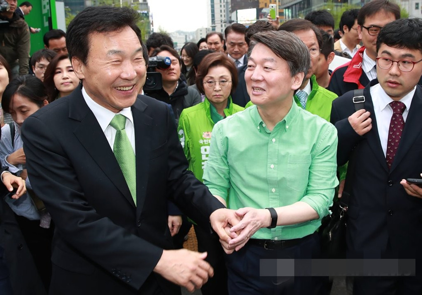 17日上午，國民之黨總統候選人安哲秀在首爾市世宗大路一帶開展競選活動。