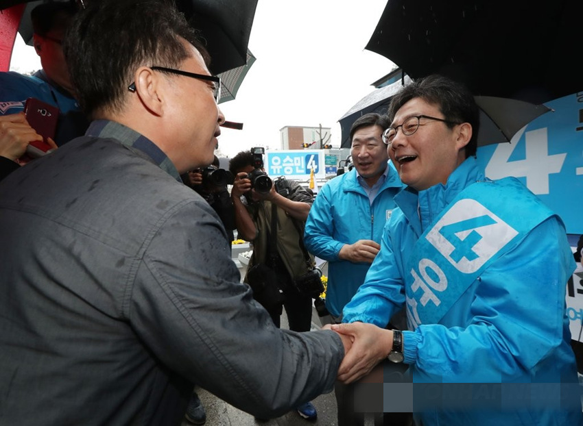 17日，韓國仁川，劉承旼與市民握手。