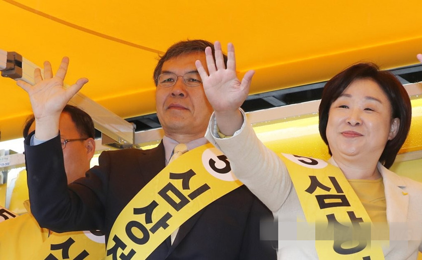正義黨總統候選人沈相奵到訪首爾市九老區，呼吁選民為自己投票（競選編號為5號）。