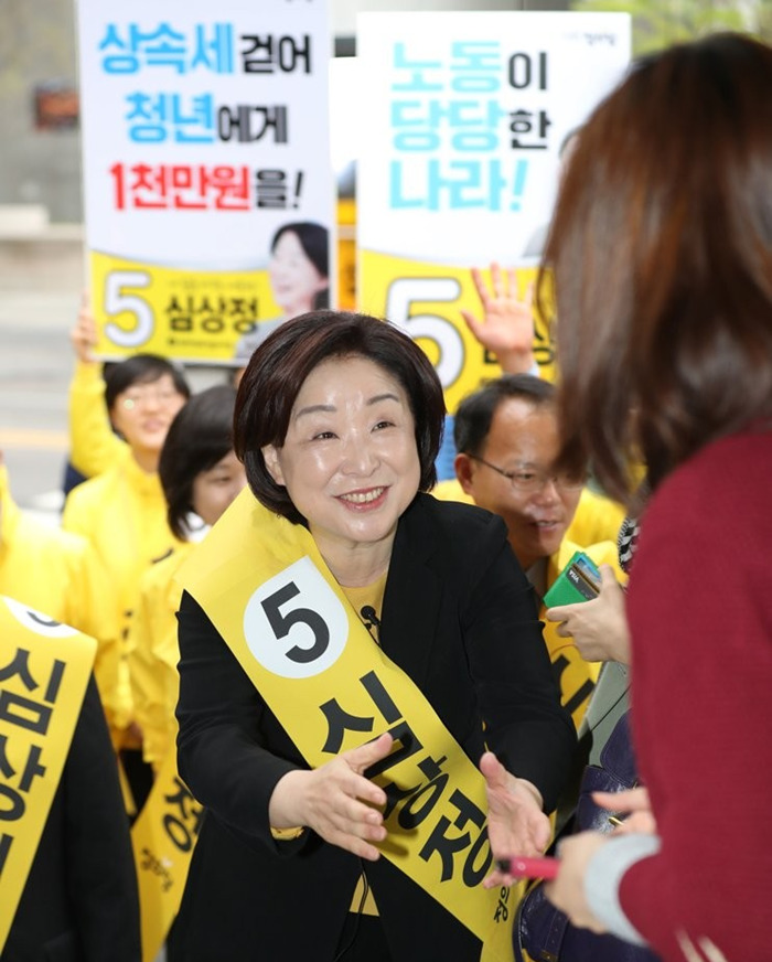 17日上午，沈相奵在首爾汝矣島地鐵站附近進行選舉宣傳活動，號召上班族為自己投票。