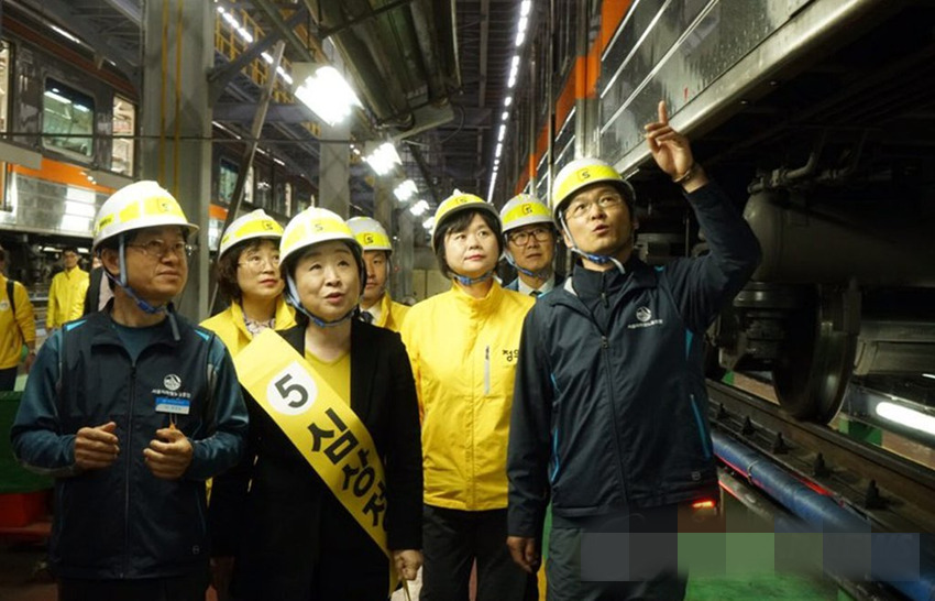 沈相奵17日上午訪問位於京畿道高陽市的首爾地鐵某基地，視察設備運行情況。
