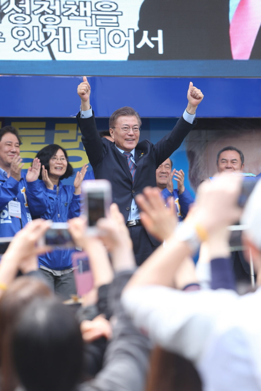 4月20日，共同民主黨候選人文在寅奔赴韓國江原道春川市開展競選造勢活動。