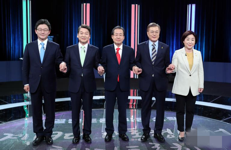 4月23日下午，韓國五大政黨總統候選人劉承旼（正黨）、安哲秀（國民之黨）、洪准杓（自由韓國黨）、文在寅（共同民主黨)和沈相奵（正義黨）參加第三場電視辯論。