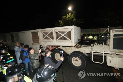 駐韓美軍26日凌晨開始全面部署“薩德”反導系統。圖片來源：韓聯社
