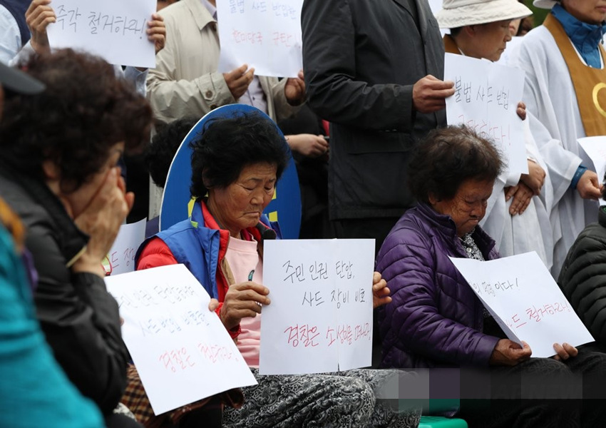 26日下午，星州當地民眾及反“薩德”和平人士舉行集會，反對“薩德”入韓。