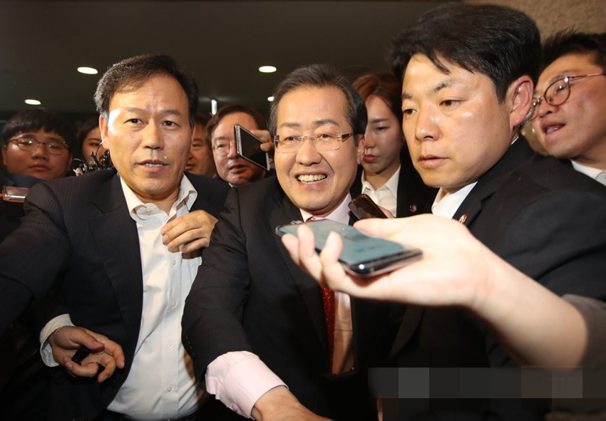 自由韓國黨總統候選人洪准杓1日晚，與正黨“非劉系”議員緊急會面。