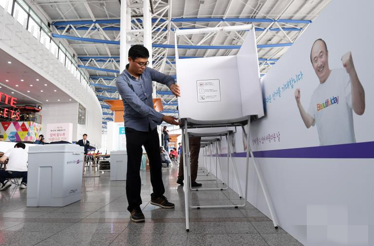 2日下午，首爾市選舉管理委員會的相關人員在首爾火車站設置“提前投票箱”。