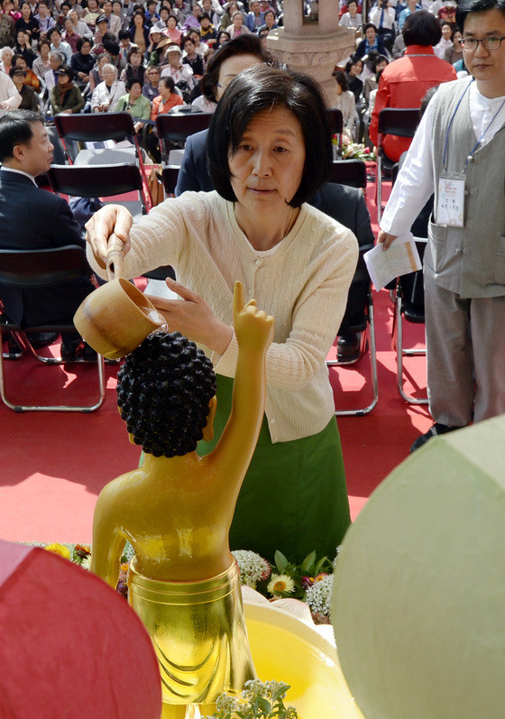 安哲秀夫人金美靜（音）參加3日在曹溪寺舉行的佛誕節慶祝法會。
