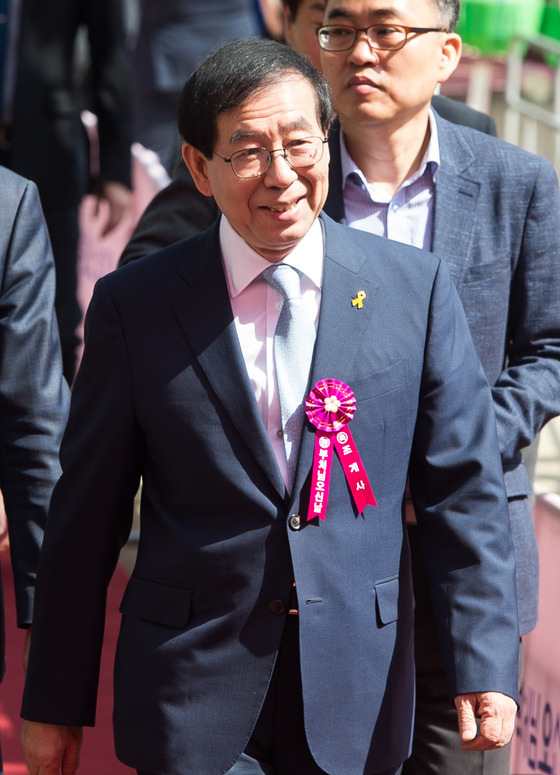 首爾市長朴元淳參加3日在曹溪寺舉行的慶祝法會。