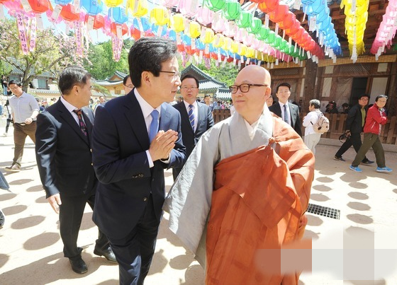5月3日，正黨總統候選人劉承旼現身大邱桐華寺參加佛誕節慶祝活動。