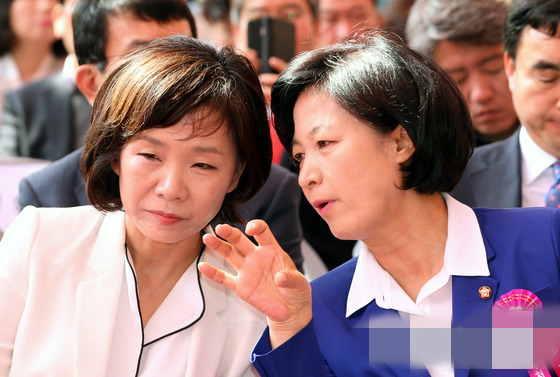 正黨劉承旼夫人吳善慧（音，左）和共同民主黨黨首秋美愛參加3日在曹溪寺舉行的慶祝法會。