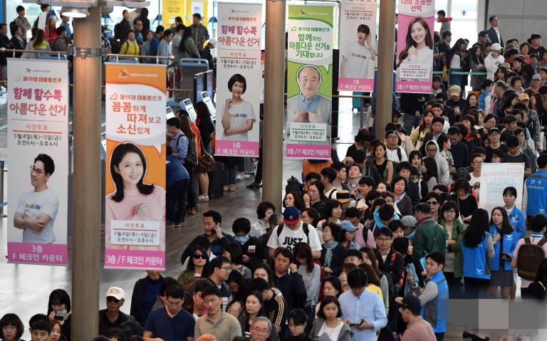 韓國大選“提前投票”首日（4日），仁川國際機場投票處人山人海，選民排隊參與投票。
