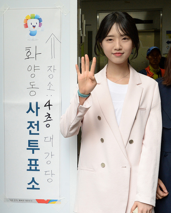 劉承旼之女劉垣（音）4日下午現身首爾市廣津區華陽洞居民中心，參加提前投票。