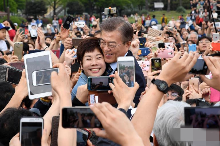 5月4日下午，文在寅現身京畿道高陽市日山文化廣場，與民眾親切合影。