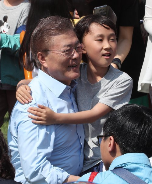 5月5日，韓國國會前草坪，文在寅參加兒童節相關活動。