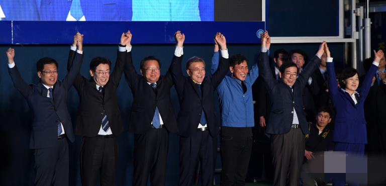 在確定獲勝消息后，文在寅前往首爾光化門廣場，與黨內同僚共同慶祝獲得大選勝利。