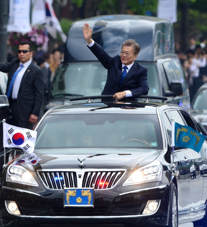 5月10日上午，韓國新任總統文在寅乘車經過光化門，向市民揮手致意。