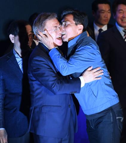忠清南道道知事安熙正“獻吻”，祝賀文在寅高票當選韓國新任總統。