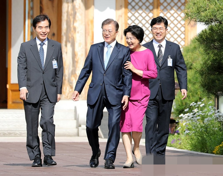 5月15日上午，韓國總統文在寅（左二）從青瓦台官邸出發前往辦公室。第一夫人金正淑（右二）出門相送。