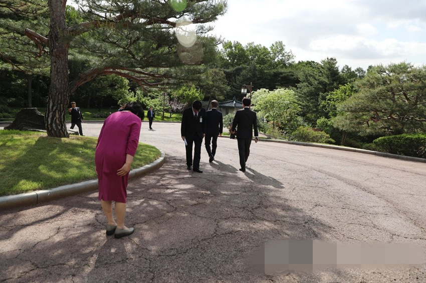 5月15日上午，韓國總統文在寅從青瓦台官邸出發前往辦公室。第一夫人金正淑出門相送。