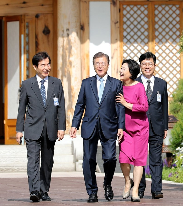 5月15日上午，韓國總統文在寅（左二）從青瓦台官邸出發前往辦公室。第一夫人金正淑（右二）出門相送。