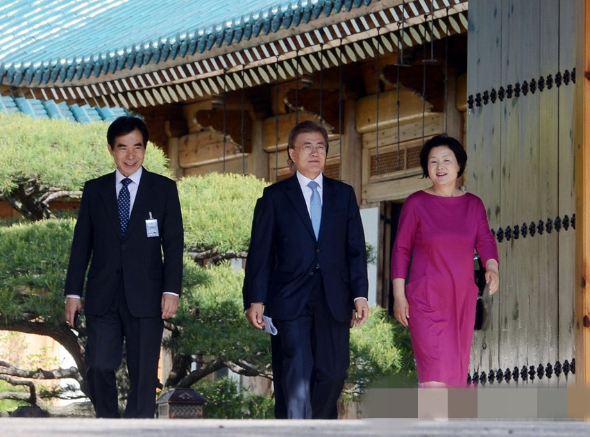 5月15日上午，韓國總統文在寅（中）從青瓦台官邸出發前往辦公室。第一夫人金正淑（右）出門相送。