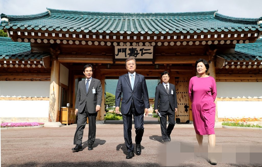 5月15日上午，韓國總統文在寅（左二）從青瓦台官邸出發前往辦公室。第一夫人金正淑（右）出門相送。