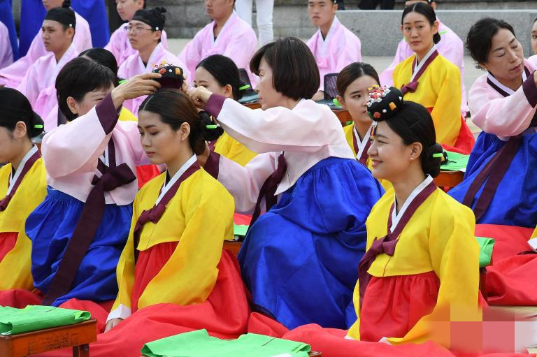 韩国各地举行成人礼 少男少女穿韩服体验传统