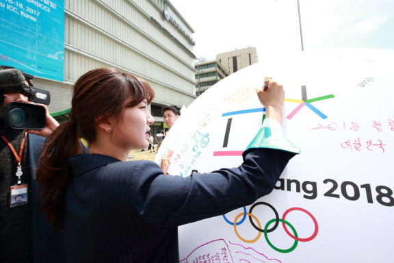 朴承熙選手在氣球上寫下美好祝願，為平昌奧運祈福。
