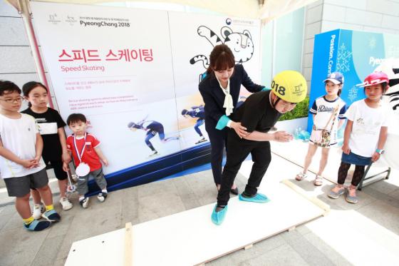 朴承熙選手指導小朋友們學習輪滑。