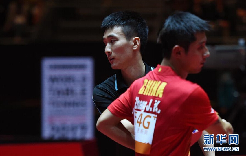 6月2日，李尚洙（左）與張繼科在賽后相互致意。新華社記者陶希夷攝