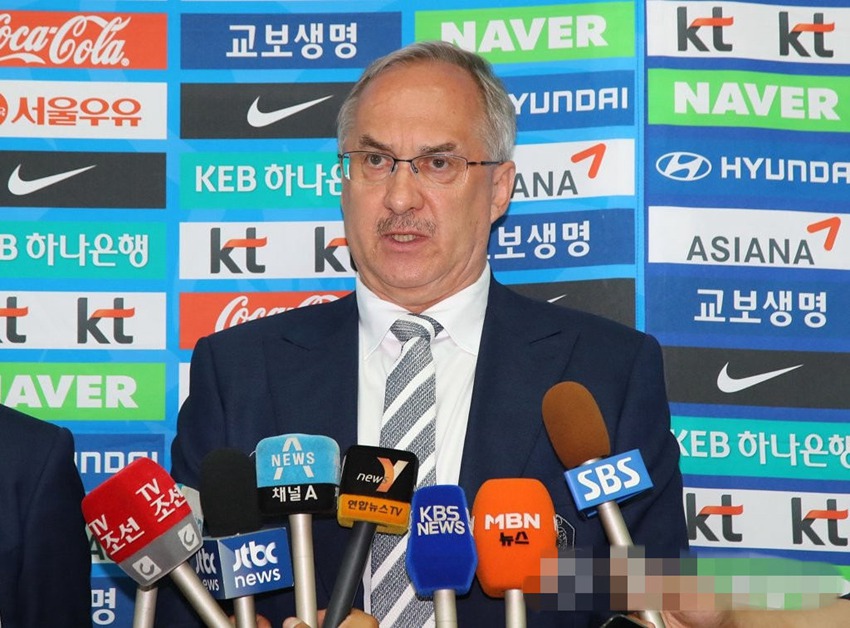 韓國男足國家隊主帥烏利·斯蒂利克在機場接受記者採訪。