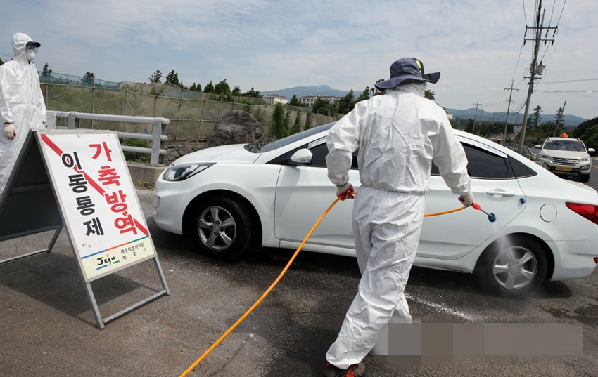 6月5日，韓國濟州，防疫人員正在對給通行車輛消毒。