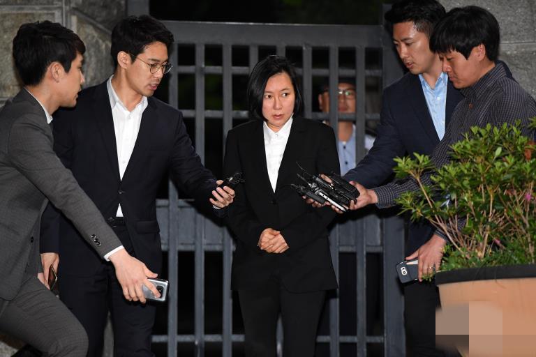 6月8日，韓國“親信門”案件主要涉案人崔順實的侄女張時浩被釋放后接受媒體採訪。