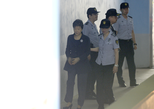 6月8日，韓國前總統朴槿惠被押往首爾中央地方法院，出席庭審。