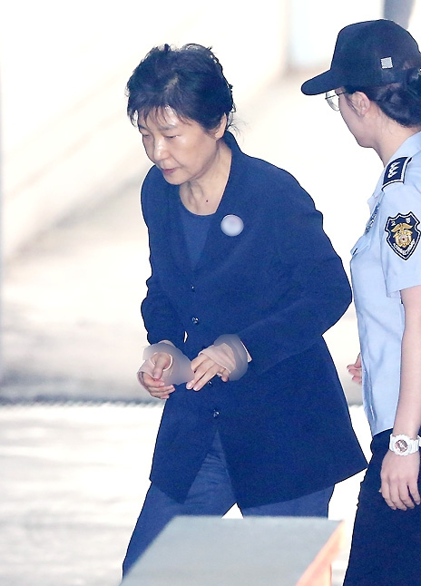 6月8日，韓國前總統朴槿惠被押往首爾中央地方法院，出席庭審。