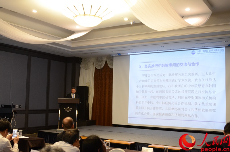 中国(海南)改革发展研究院院长迟福林发表主旨演讲。周轩摄