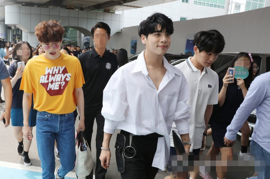 EXO SUHO（左）、SHINee