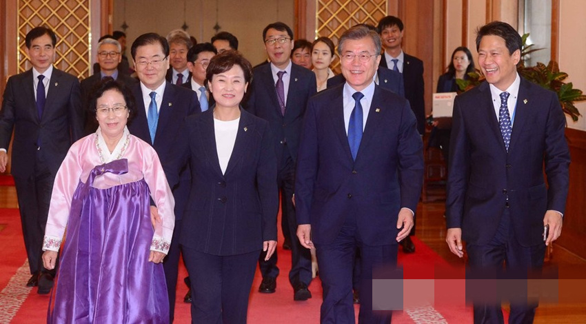 6月21日，韓國總統文在寅任命金賢美為新任國土交通部長官。