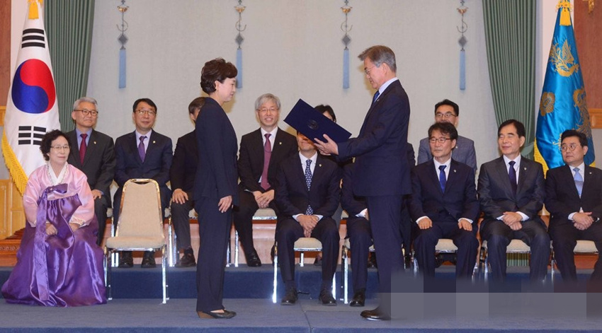 6月21日，韓國總統文在寅向金賢美授予國土交通部長官委任狀。