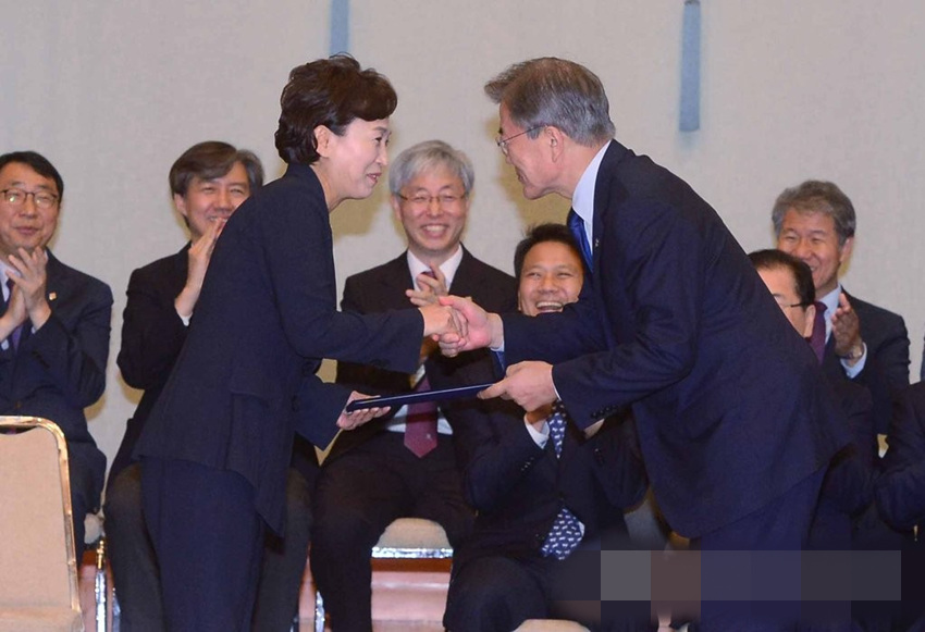 6月21日，韓國總統文在寅向金賢美授予國土交通部長官委任狀。