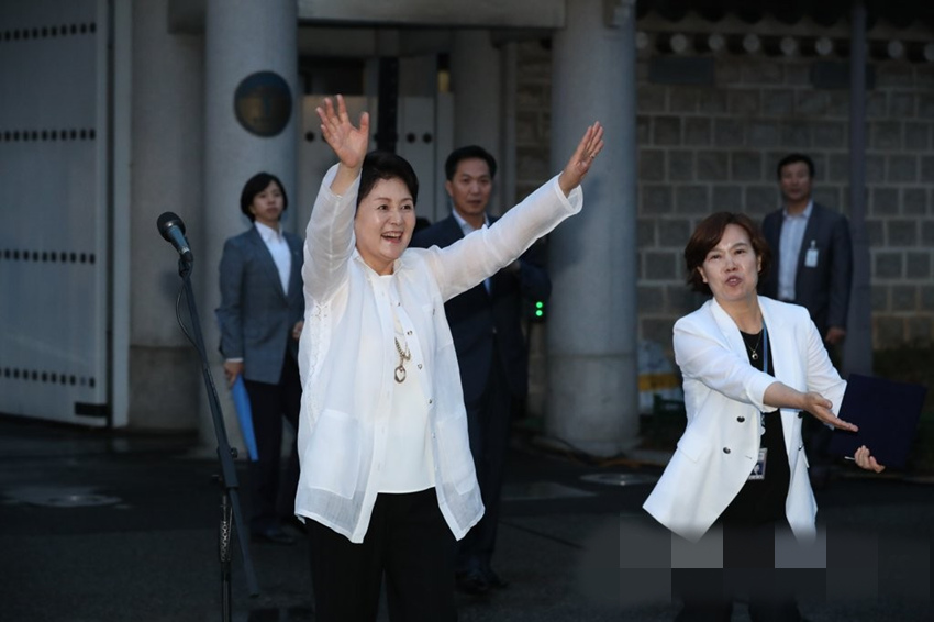 6月26日下午，韓國第一夫人金正淑出席青瓦台前方道路開放活動，並與民眾一起散步。