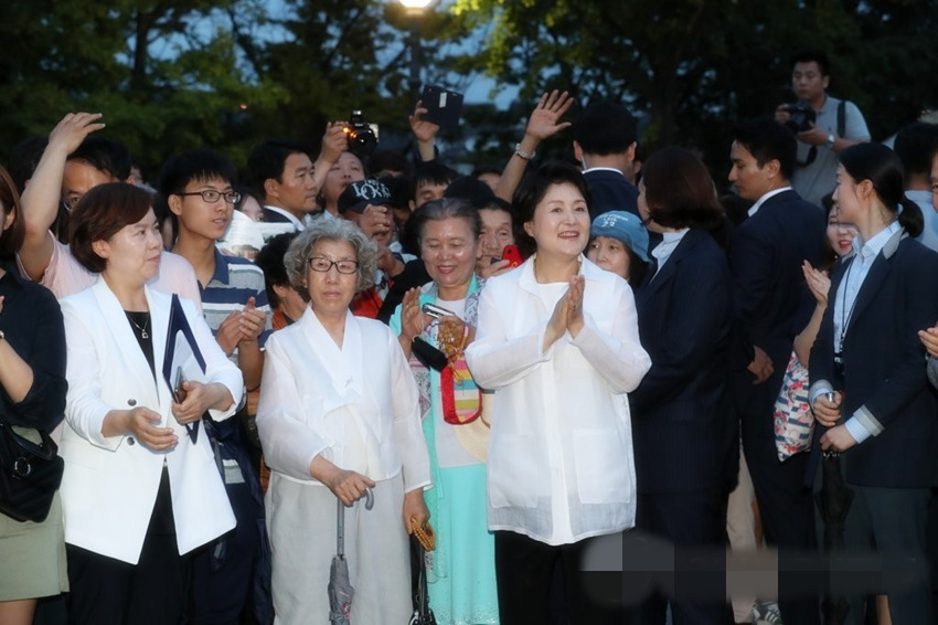 6月26日下午，韓國第一夫人金正淑出席青瓦台前方道路開放活動，並與民眾一起散步。